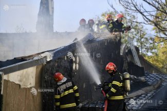 Vrancea: Incendiu la 11 case de lemn din Rucăreni