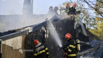 UPDATE Vrancea: Incendiu la 11 case de lemn din Soveja; forțele de intervenție au fost suplimentate