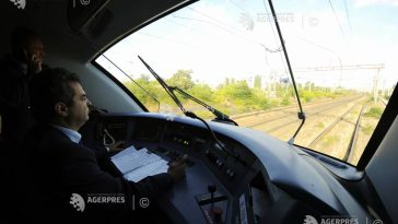 Circulație feroviară oprită temporar între stațiile Merișor-Crivadia și Toplița-Răstolița pentru îndepărtarea copacilor prăbușiți pe…