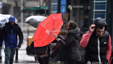 ANM: Vânt puternic și ploi moderate în toate regiunile, până sâmbătă seara; ninsori în zona montană