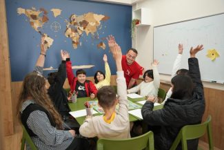 Salvaţi Copiii: Peste 27.000 de copii români beneficiază de serviciile centrelor de zi pentru prevenirea separării copilului de familie. Insuficient, pentru cei aproape un milion şi jumătate de copii care trăiesc în risc de sărăcie şi excluziune socială