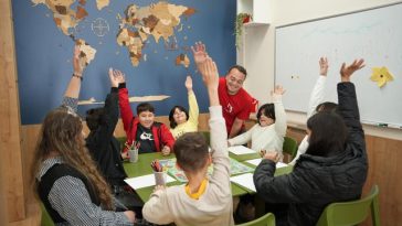 Salvaţi Copiii: Peste 27.000 de copii români beneficiază de serviciile centrelor de zi pentru prevenirea separării copilului de familie. Insuficient, pentru cei aproape un milion şi jumătate de copii care trăiesc în risc de sărăcie şi excluziune socială