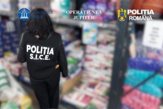 Suceava: Zece tone de detergent pudră, sute de articole vestimentare şi sute de jucării, toate posibil contrafăcute, au fost descoperite şi ridicate în urma unor percheziţii/ Prejudiciul adus statului, aproape două milioane de lei – FOTO