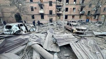 Cel puţin doi morţi şi 21 de răniţi în Ucraina, într-un atac rus la Dnipro. Cinci persoane s-ar putea afla în continuare sub dărâmături. Zelenski anunţă patru morţi şi 30 de răniţi în întreaga Ucraină. Un rănit într-un atac cu dronă în Kursk