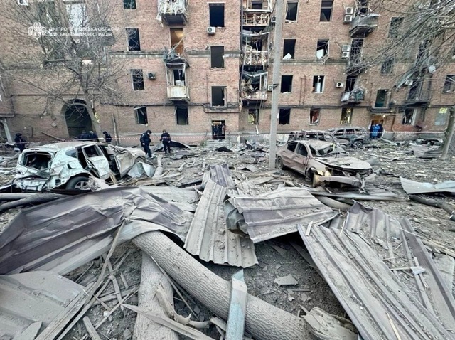 Cel puţin doi morţi şi 21 de răniţi în Ucrina, într-un atac rus la Dnipro. Cinci persoane s-ar putea afla în continuare sub dărâmături. Zelensli anunţă patru morţi şi 30 de răniţi în întreaga Ucraină