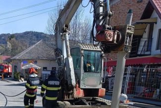 UPDATE-Conductă de gaz avariată şi pierderi de gaze în urma unor lucrări în Rucăr / Pompierii au izolat zona şi au anunţat distribuitorul/ Trafic oprit pentru autocamioane şi alternativ pentru celelalte maşini/ O sută de localnici, evacuaţi – VIDEO, FOTO