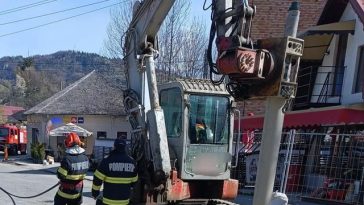 UPDATE-Conductă de gaz avariată şi pierderi de gaze în urma unor lucrări în Rucăr / Pompierii au izolat zona şi au anunţat distribuitorul/ Trafic oprit pentru autocamioane şi alternativ pentru celelalte maşini/ O sută de localnici, evacuaţi – VIDEO, FOTO