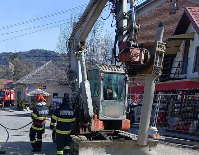 UPDATE-Conductă de gaz avariată şi pierderi de gaze în urma unor lucrări în Rucăr / Pompierii au izolat zona şi au anunţat distribuitorul/ Trafic oprit pentru autocamioane şi alternativ pentru celelalte maşini/ O sută de localnici, evacuaţi – VIDEO, FOTO