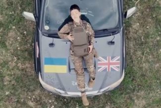 Cântăreaţa Dua Lipa ajută la finanţarea unei camionete medicale ucrainene, iar armata îi mulţumeşte printr-un clip