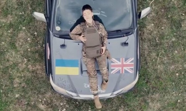 Cântăreaţa Dua Lipa ajută la finanţarea unei camionete medicale ucrainene, iar armata îi mulţumeşte printr-un clip