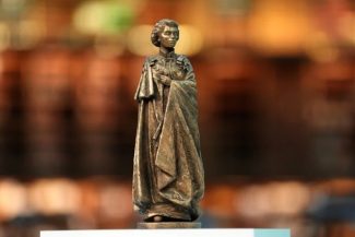 O statuie de bronz de şapte metri a lui Elizabeth a II-a, ”în picioare, singură, magnifică şi emblematică”, urmează să fie ridicată la Londra, într-un memorial care urmează să fie finalizat până în 2028, cu ocazia împlinii unui secol de la naşterea fostei