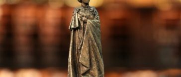 O statuie de bronz de şapte metri a lui Elizabeth a II-a, ”în picioare, singură, magnifică şi emblematică”, urmează să fie ridicată la Londra, într-un memorial care urmează să fie finalizat până în 2028, la marcarea unui secol de la naşterea fostei suvera