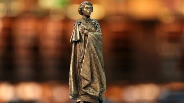 O statuie de bronz de şapte metri a lui Elizabeth a II-a, ”în picioare, singură, magnifică şi emblematică”, urmează să fie ridicată la Londra, într-un memorial care urmează să fie finalizat până în 2028, la marcarea unui secol de la naşterea fostei suvera