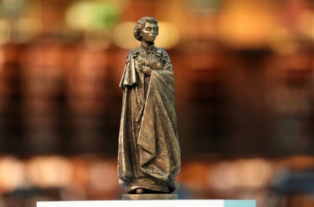 O statuie de bronz de şapte metri a lui Elizabeth a II-a, ”în picioare, singură, magnifică şi emblematică”, urmează să fie ridicată la Londra, într-un memorial care urmează să fie finalizat până în 2028, cu ocazia împlinii unui secol de la naşterea fostei