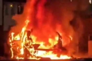 O maşină a explodat în faţa unei secţii de poliţie din Irlanda de Nord – VIDEO