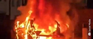 O maşină a explodat în faţa unei secţii de poliţie din Irlanda de Nord – VIDEO