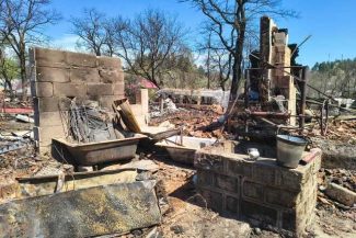 Salvaţi Copiii România anunţă acţiuni urgente de intervenţie umanitară la Soveja, unde mai multe familii şi-au pierdut casele în incendiu/ Organizaţia a oferit bani şi a distribuit pachete de igienă personală şi produse de curăţenie – FOTO