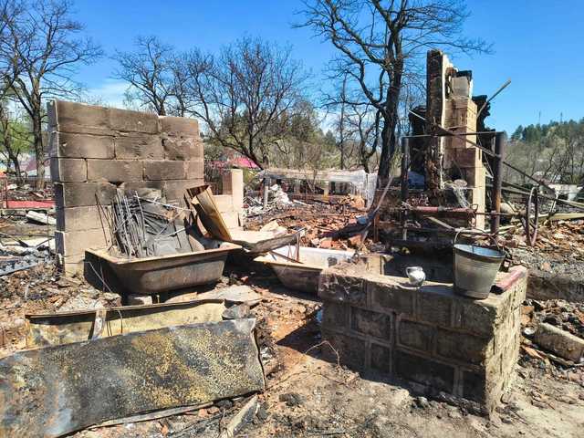 Salvaţi Copiii România anunţă acţiuni urgente de intervenţie umanitară la Soveja, unde mai multe familii şi-au pierdut casele în incendiu/ Organizaţia a oferit bani şi a distribuit pachete de igienă personală şi produse de curăţenie – FOTO