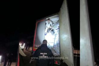 Doi cetăţeni turci, care au încercat să intre ilegal în România, descoperiţi la punctul de trecere a frontierei de la Giurgiu. Cei doi erau ascunşi în remorca unui camion – FOTO