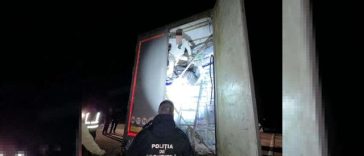 Doi cetăţeni turci, care au încercat să intre ilegal în România, descoperiţi la punctul de trecere a frontierei de la Giurgiu. Cei doi erau ascunşi în remorca unui camion – FOTO