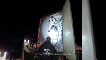 Doi cetăţeni turci, care au încercat să intre ilegal în România, descoperiţi la punctul de trecere a frontierei de la Giurgiu. Cei doi erau ascunşi în remorca unui camion – FOTO