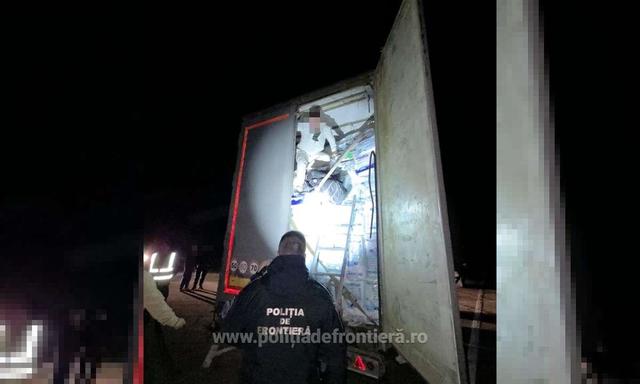 Doi cetăţeni turci, care au încercat să intre ilegal în România, descoperiţi la punctul de trecere a frontierei de la Giurgiu. Cei doi erau ascunşi în remorca unui camion – FOTO