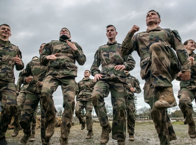 Forţele terestre franceze au primit 2.300 de cereri de de la tineri pentru cele 1.800 de locuri în cadrul serviciului naţional lansat de Macron