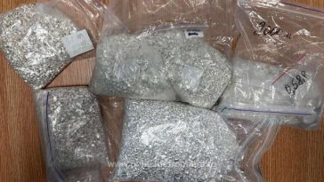 Peste 15 kilograme de argint, sub formă de granule, descoperite în maşina unui cetăţean ucrainean, la punctul de trece la frontierei Halmeu – FOTO