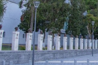 Consiliul Local Deva a aprobat amplasarea busturilor gimnastelor Sandra Izbaşa şi Cătălina Ponor şi a antrenorului Nicolae Forminte în Piaţa Cetăţii