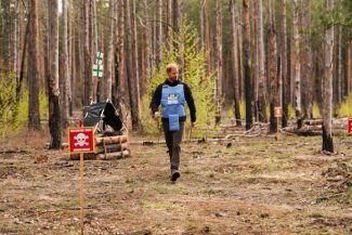 Prinţul Harry se iniţiază în deminare cu tehnologie de vârf la Bucea, la 30 de ani după lupta Dianei în Angola împotriva minelor antipersonal