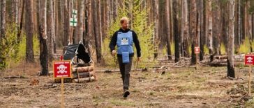 Prinţul Harry se iniţiază în deminare cu tehnologie de vârf la Bucea, la 30 de ani după lupta Dianei în Angola împotriva minelor antipersonal