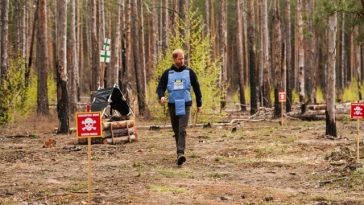 Prinţul Harry se iniţiază în deminare cu tehnologie de vârf la Bucea, la 30 de ani după lupta Dianei în Angola împotriva minelor antipersonal