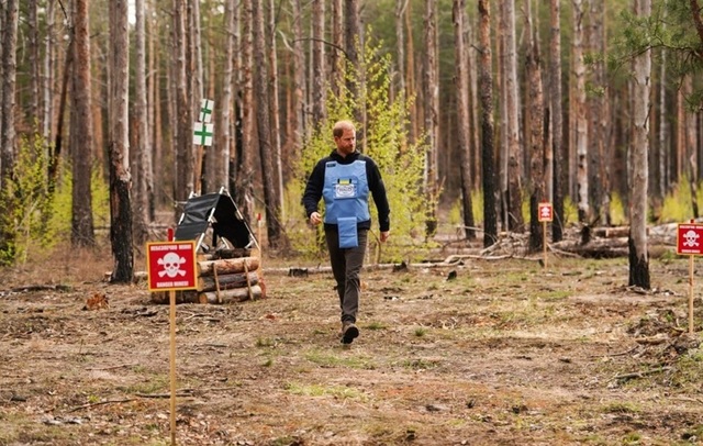 Prinţul Harry se iniţiază în deminare cu tehnologie de vârf la Bucea, la 30 de ani după lupta Dianei în Angola împotriva minelor antipersonal