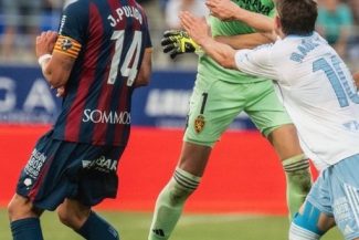 Nebunie în derbiul Aragonului: eliminat la finalul meciului, portarul echipei Zaragoza i-a dat un pumn unui fundaş al echipei Huesca – VIDEO