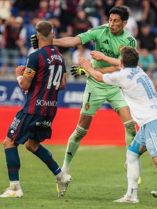 Nebunie în derbiul Aragonului: eliminat la finalul meciului, portarul echipei Zaragoza i-a dat un pumn unui fundaş al echipei Huesca – VIDEO