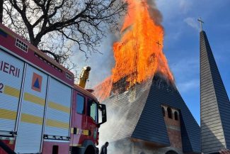 Maramureş: Incendiu puternic la Biserica Catolică din localitatea Şurdeşti/ Autorităţile precizează că nu este vorba despre lăcaşul de cult din patrimoniul UNESCO