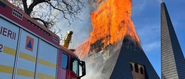 Maramureş: Incendiu puternic la Biserica Catolică din localitatea Şurdeşti/ Autorităţile precizează că nu este vorba despre lăcaşul de cult din patrimoniul UNESCO – VIDEO