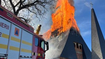 Maramureş: Incendiu puternic la Biserica Catolică din localitatea Şurdeşti/ Autorităţile precizează că nu este vorba despre lăcaşul de cult din patrimoniul UNESCO – VIDEO