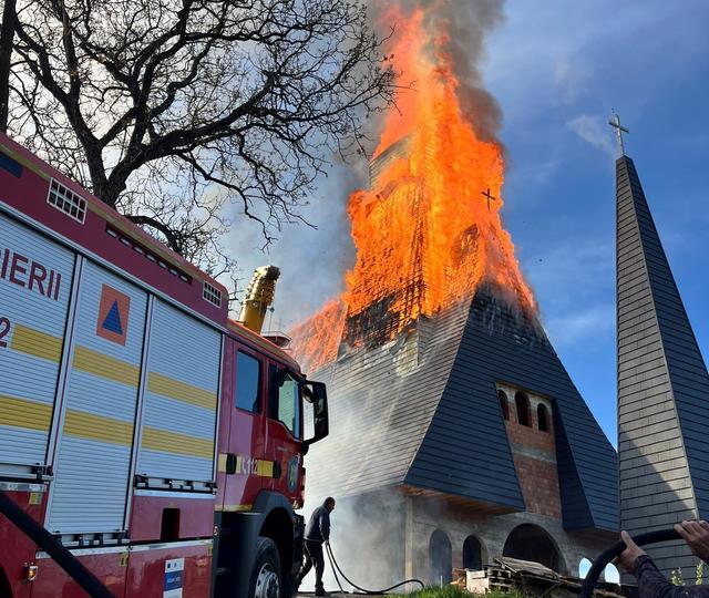 Maramureş: Incendiu puternic la Biserica Catolică din localitatea Şurdeşti/ Autorităţile precizează că nu este vorba despre lăcaşul de cult din patrimoniul UNESCO