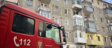 Incendiu într-un bloc din municipiul Sibiu/ 21 de persoane, evacuate/ Un bărbat a fost găsit carbonizat