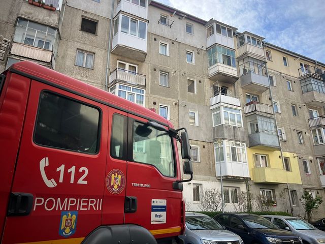 Incendiu într-un bloc din municipiul Sibiu/ 21 de persoane, evacuate/ Un bărbat a fost găsit carbonizat