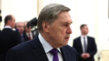 Strâmtoarea Ormuz este deschisă pentru Rusia, anunţă Iuri Uşakov