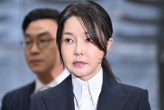 Fosta Primă Doamnă sud-coreeană Kim Keon Hee, soţia fostului preşedinte încarcerat Yoon Suk Yeol, condamnată la patru ani de închisoare în apel. o pedeapsă mai aspră faţă de cele 20 de luni în prima instanţă