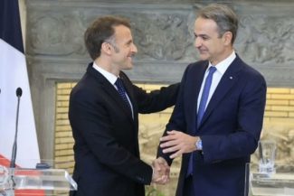 Emmanuel Macron laudă, la Atena, clauza asistenţei reciproce a UE în caz de atac, Articolul 42.7. ”Este beton”, este ”mai puternic decât Articolul 5 al Tratatului NATO”, pus sub semnul întrebării de către Trump
