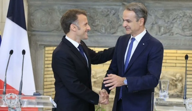 Emmanuel Macron laudă, la Atena, clauza asistenţei reciproce a UE în caz de atac, Articolul 42.7. ”Este beton”, este ”mai puternic decât Articolul 5 al Tratatului NATO”, pus sub semnul întrebării de către Trump