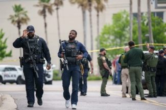 Zece persoane rănite, două grav, în SUA, într-un schimb de focuri între două grupuri, în zona restaurantelor, într-un centru comercial la Baton Rouge, în Louisiana. Doi suspecţi, fugari