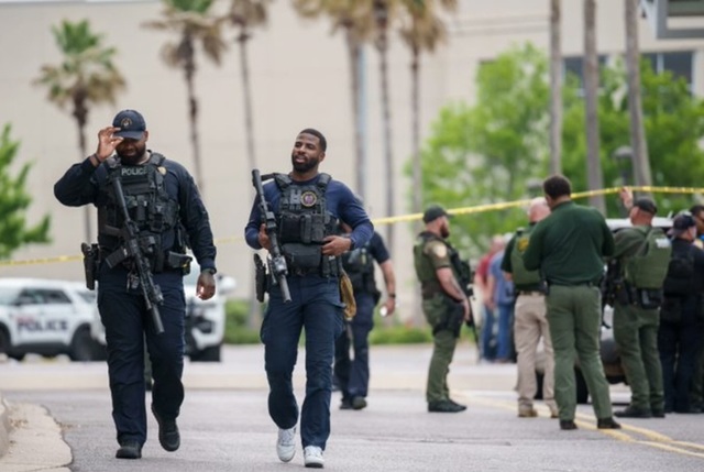 Zece persoane rănite, două grav, în SUA, într-un schimb de focuri între două grupuri, în zona restaurantelor, într-un centru comercial la Baton Rouge, în Louisiana. Doi suspecţi, fugari