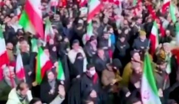 „Moarte Americii, moarte Israelului”. Mulţimea din Teheran a sărbătorit armistiţiul în stradă, arzând steaguri americane şi israeliene - VIDEO