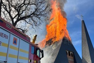 Acoperişul şi turla bisericii din localitatea Şurdeşti au ars complet într-un incendiu ca urmare a unor lucrări de sudură