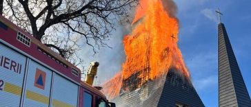 Acoperişul şi turla bisericii din localitatea Şurdeşti au ars complet într-un incendiu ca urmare a unor lucrări de sudură